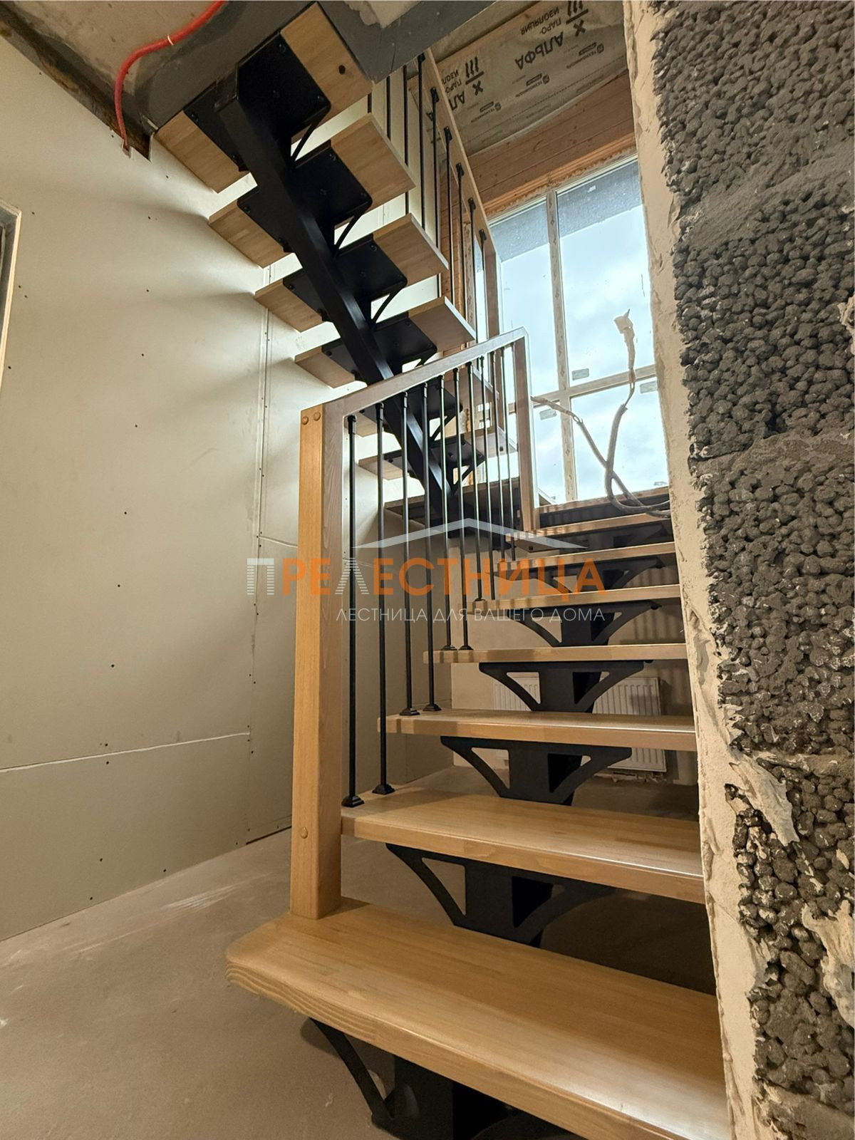 Лестница на центральном косоуре Ассоль-61