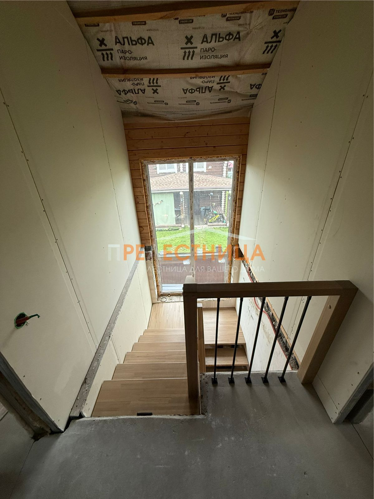 Лестница на центральном косоуре Ассоль-61