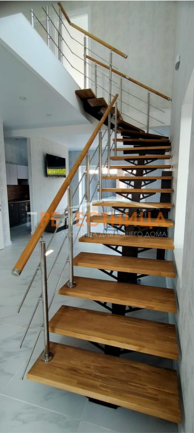 Лестница на центральном косоуре Ассоль-63