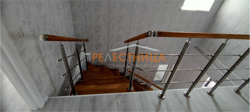 Лестница на центральном косоуре Ассоль-63