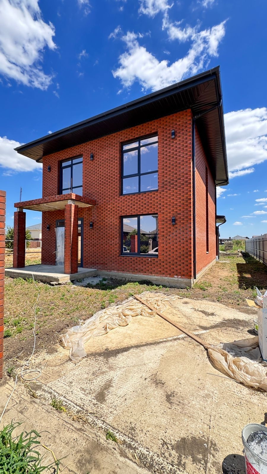 Двухэтажный кирпичный дом