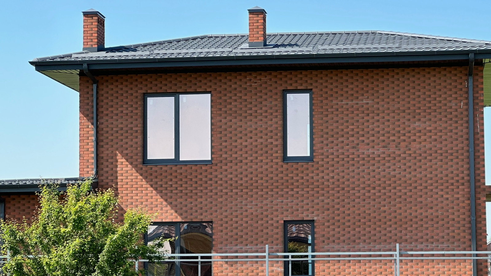 Двухэтажный кирпичный дом