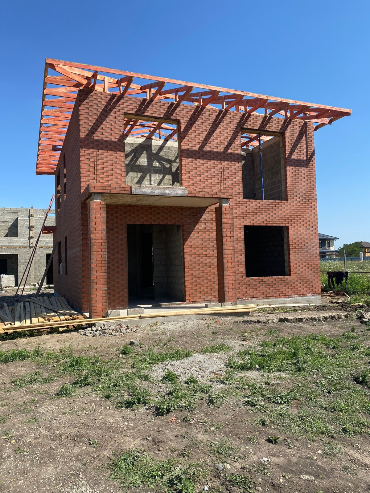 Двухэтажный кирпичный дом