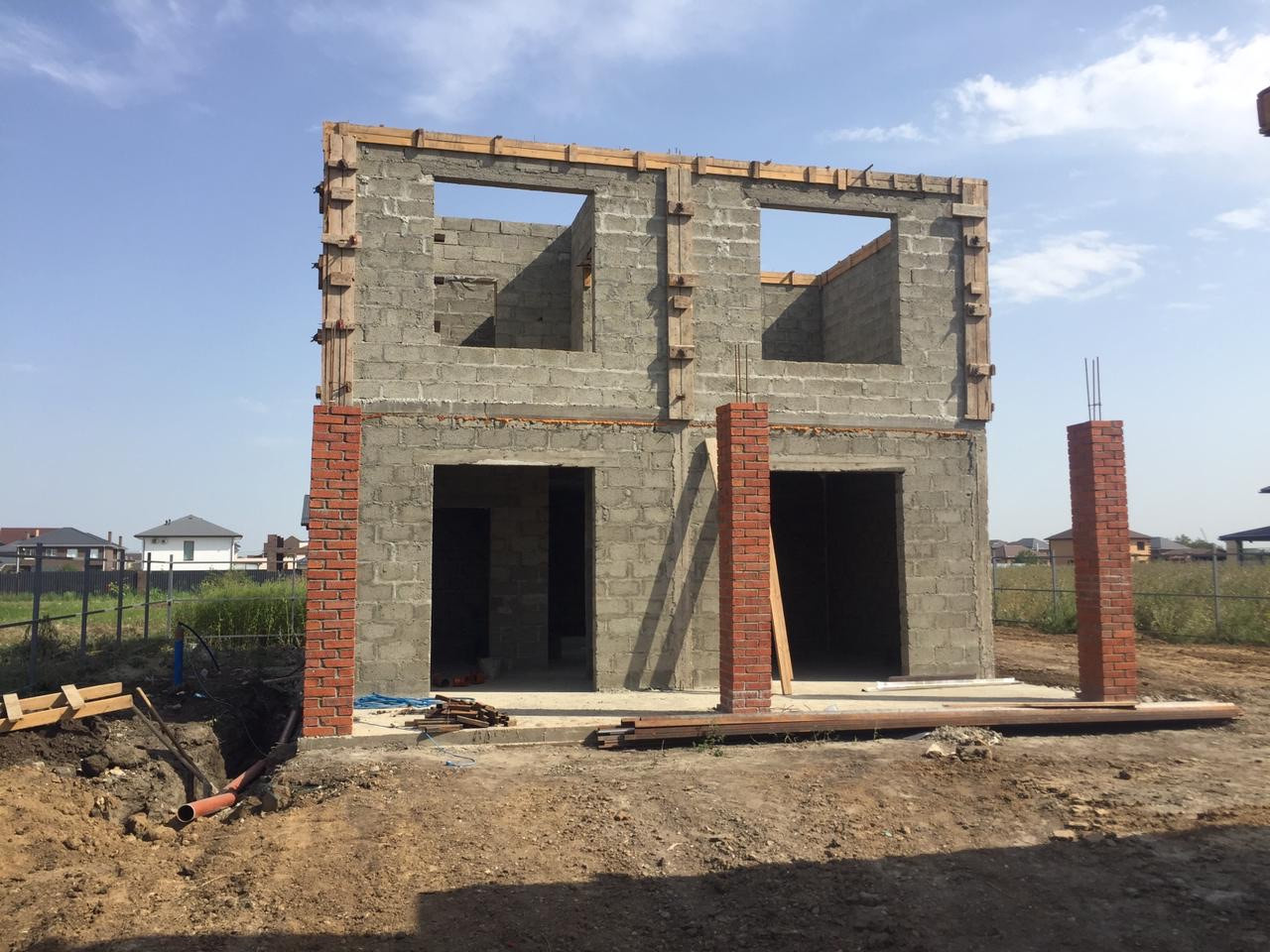 Двухэтажный кирпичный дом