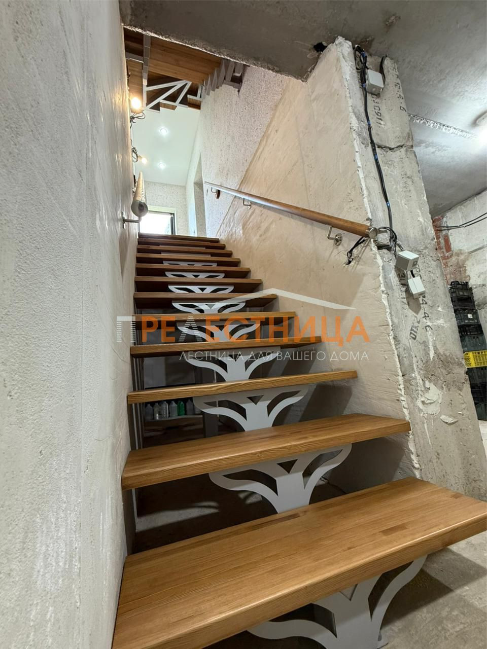 Лестница на центральном косоуре Ассоль-64