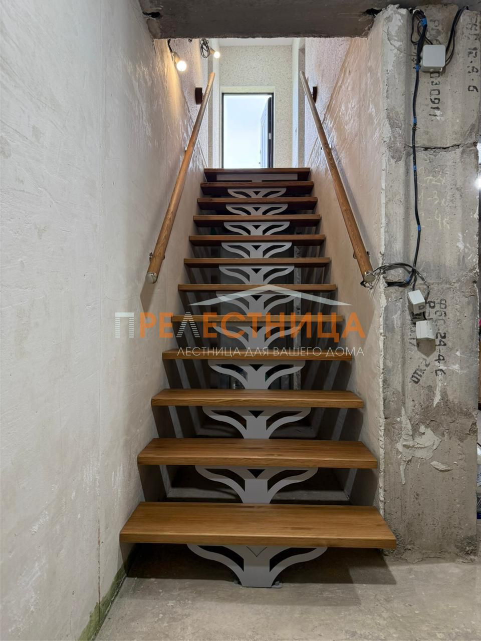 Лестница на центральном косоуре Ассоль-64