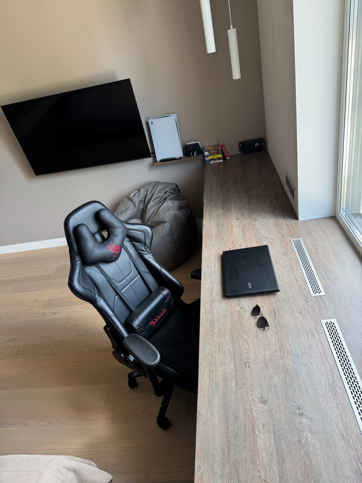 Большой стол у окна