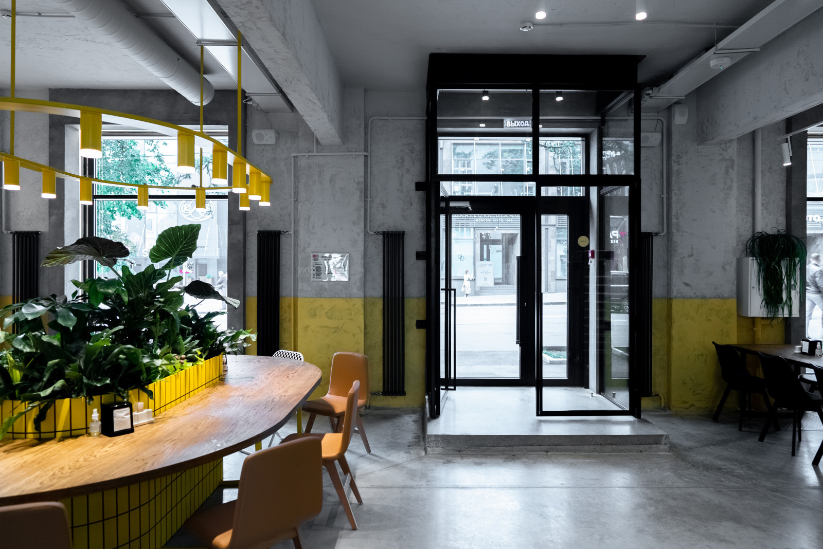 Стеклянный тамбур и стол для гостей