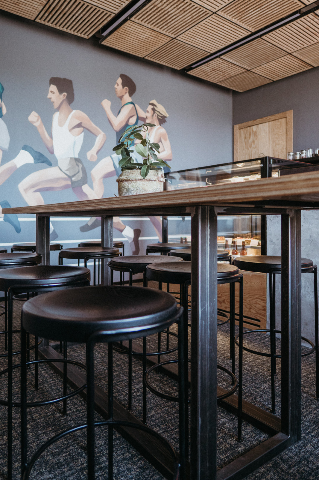 Барные стулья и столы