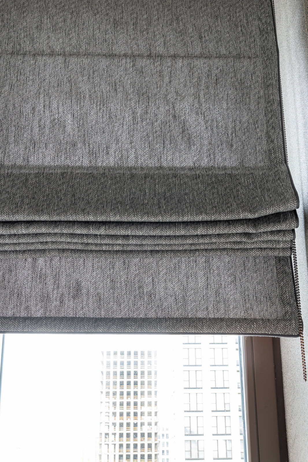 RedSide римская штора в кабинете