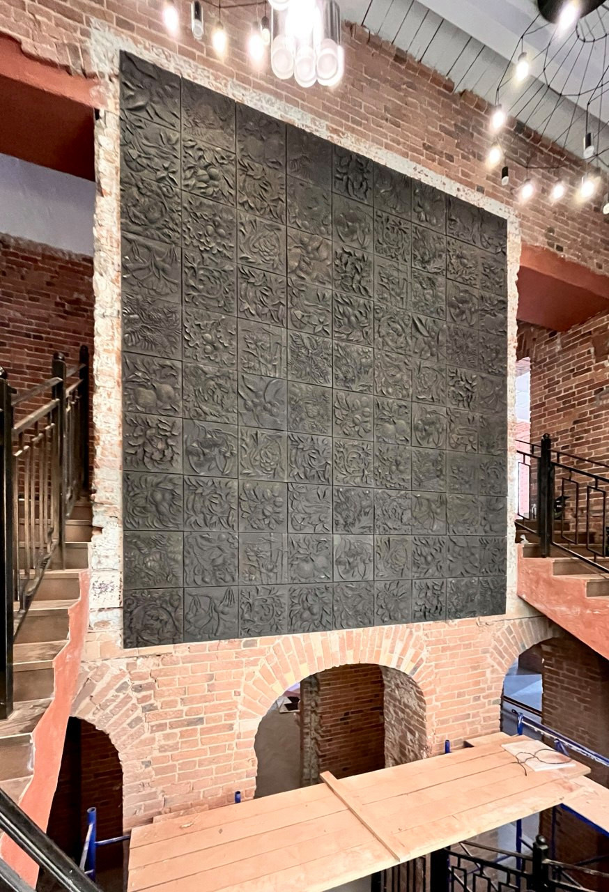 Керамическое панно "Райский сад" в Усадьбе Неклюдова