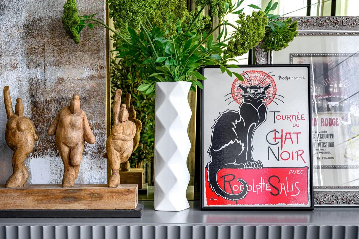 Обложка проекта: Квартира в стиле фьюжен с золотистой вытяжкой и коллекцией статуэток