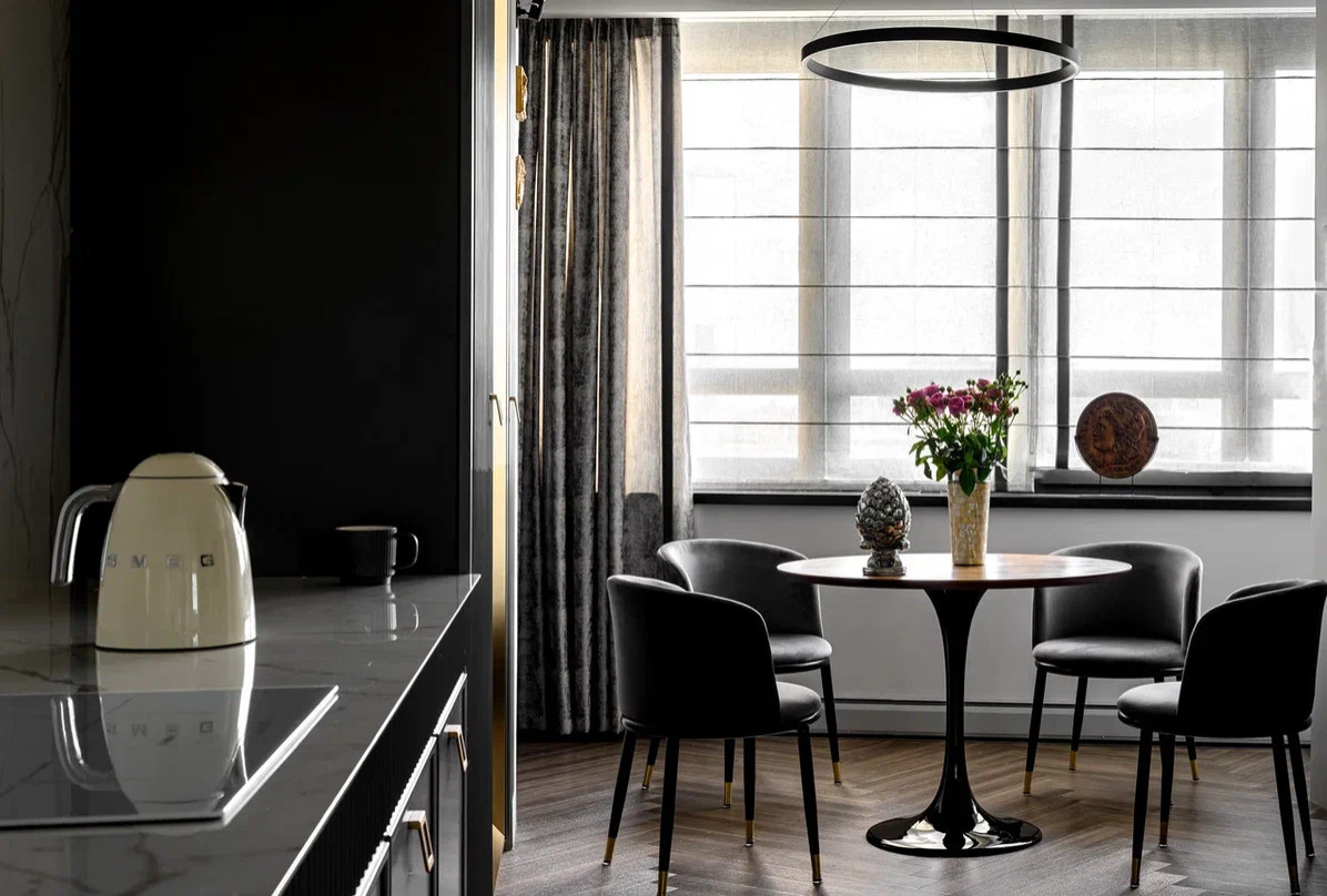 Квартира в стиле фьюжен с золотистой вытяжкой и коллекцией статуэток