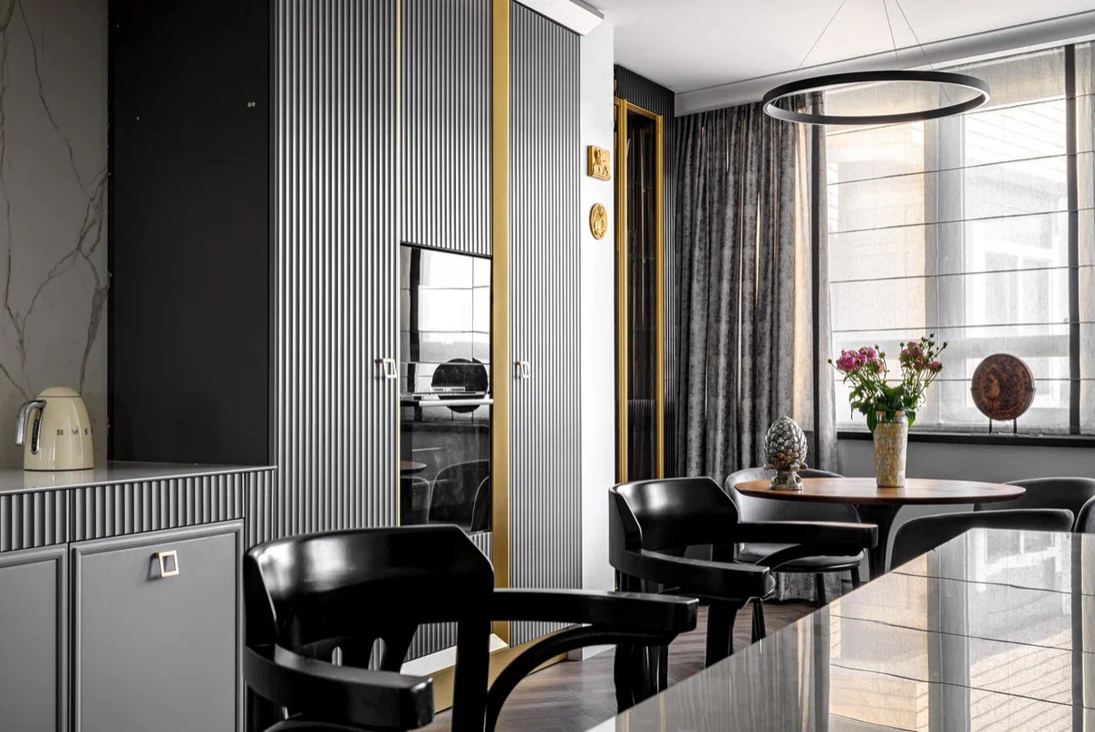 Квартира в стиле фьюжен с золотистой вытяжкой и коллекцией статуэток