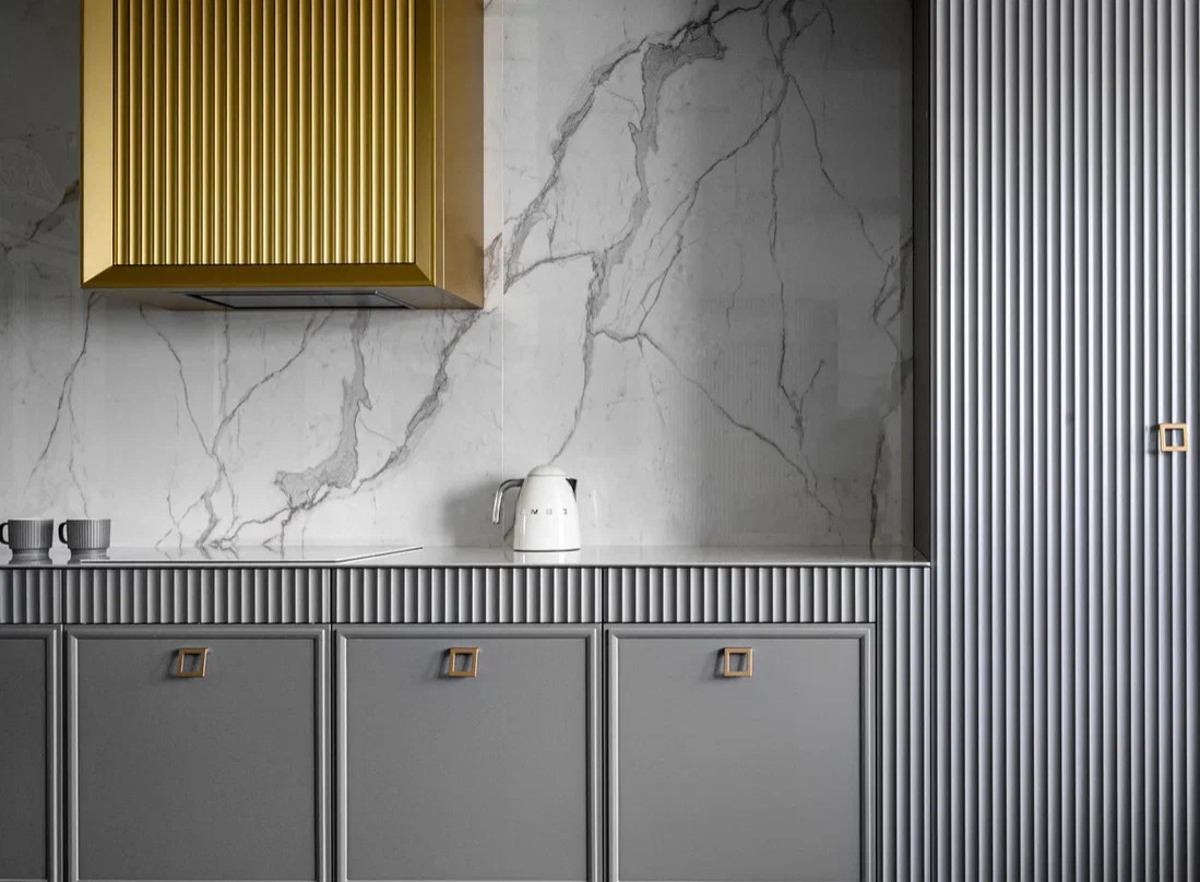 Квартира в стиле фьюжен с золотистой вытяжкой и коллекцией статуэток