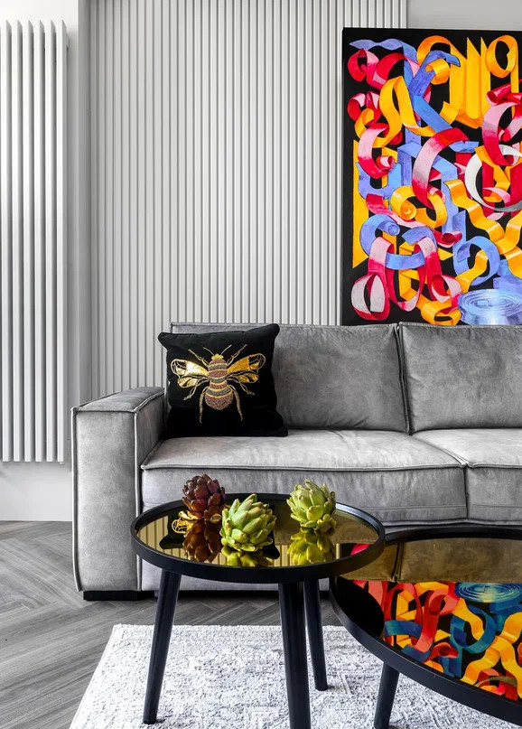 Квартира в стиле фьюжен с золотистой вытяжкой и коллекцией статуэток