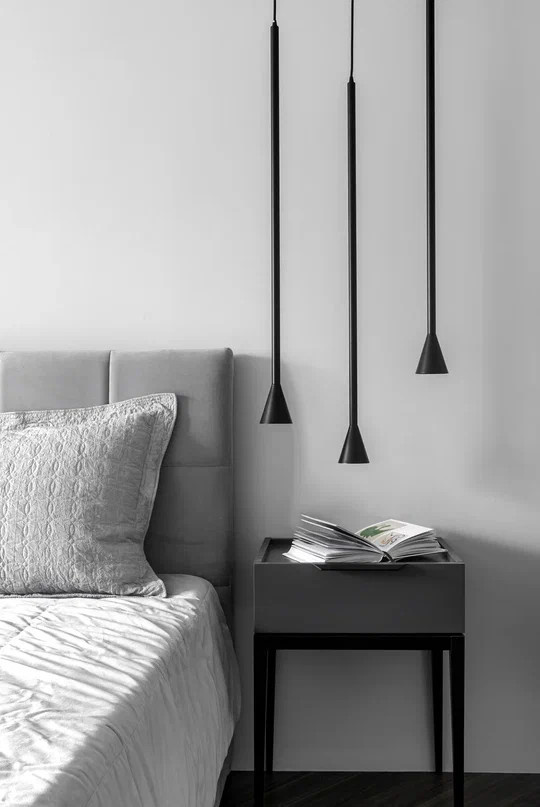 Квартира в стиле фьюжен с золотистой вытяжкой и коллекцией статуэток