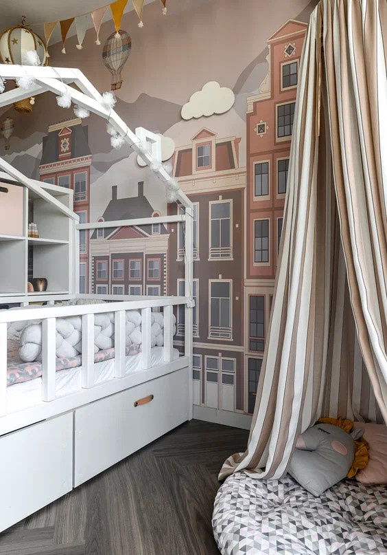 Квартира в стиле фьюжен с золотистой вытяжкой и коллекцией статуэток