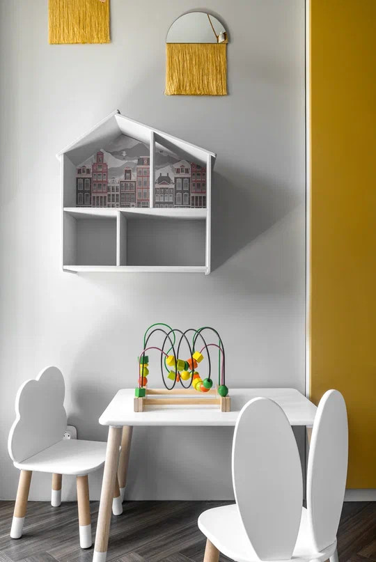 Квартира в стиле фьюжен с золотистой вытяжкой и коллекцией статуэток