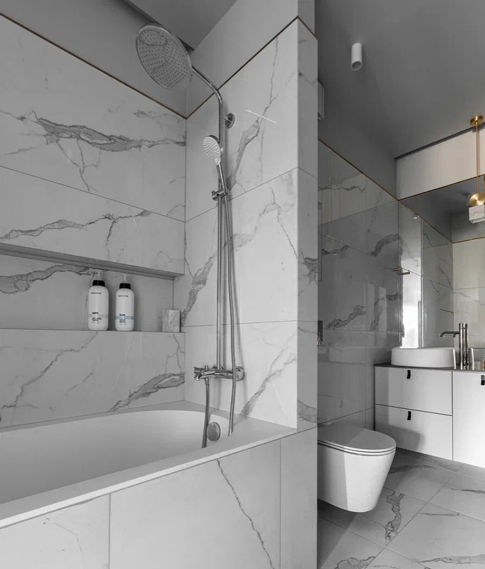 Квартира в стиле фьюжен с золотистой вытяжкой и коллекцией статуэток