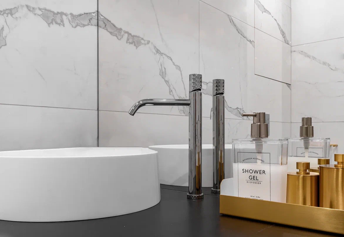 Квартира в стиле фьюжен с золотистой вытяжкой и коллекцией статуэток