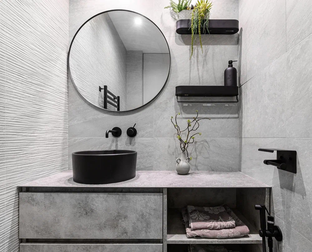 Квартира в стиле фьюжен с золотистой вытяжкой и коллекцией статуэток