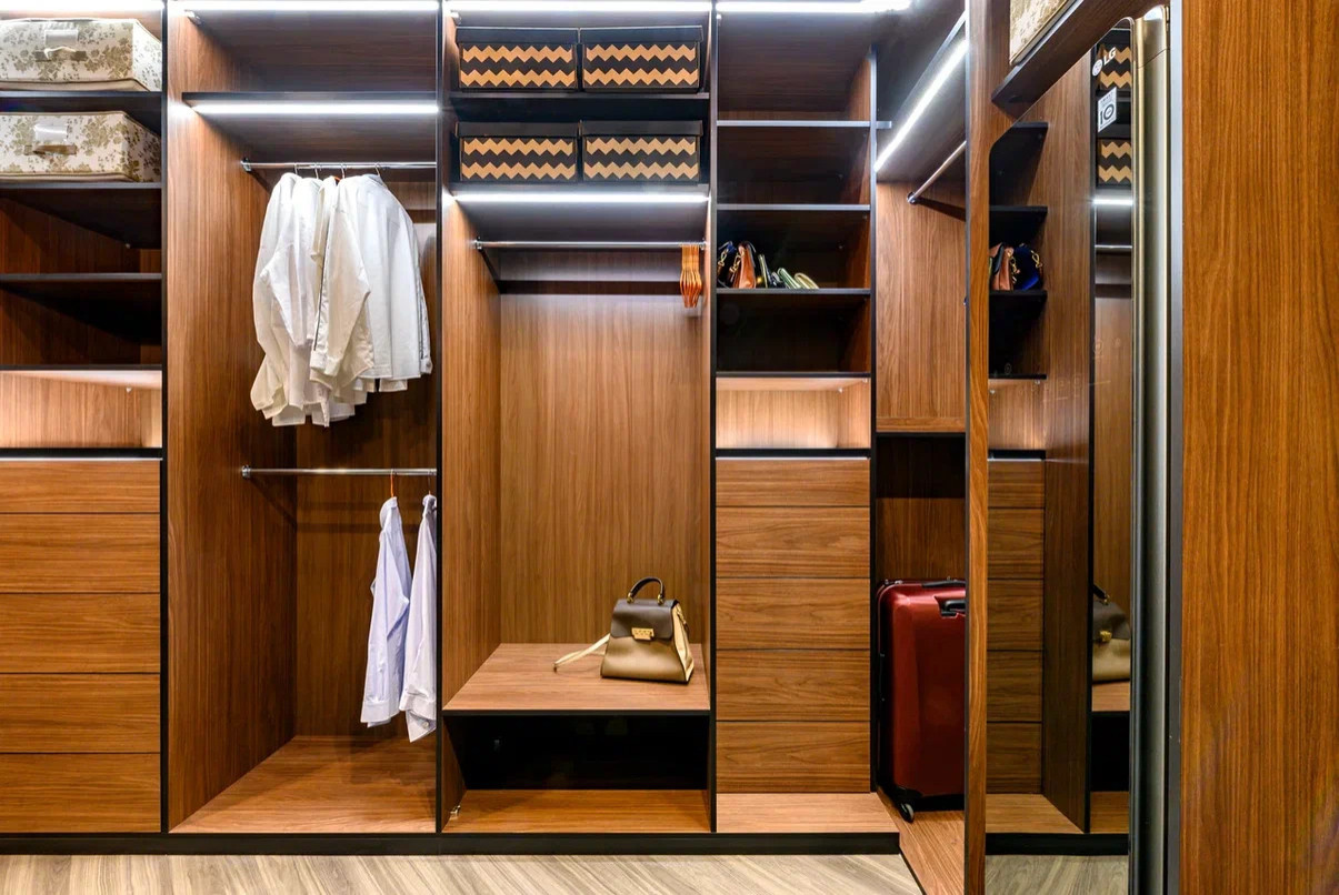 Квартира в стиле фьюжен с золотистой вытяжкой и коллекцией статуэток