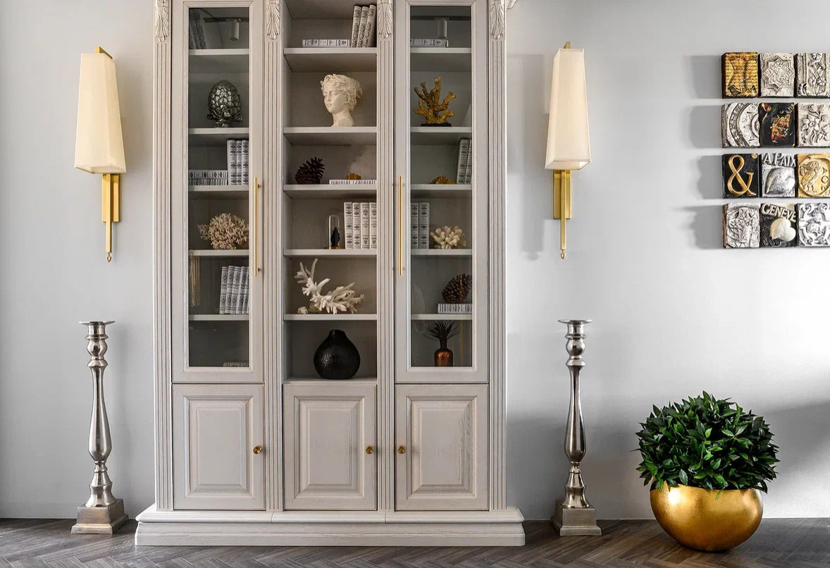 Квартира в стиле фьюжен с золотистой вытяжкой и коллекцией статуэток