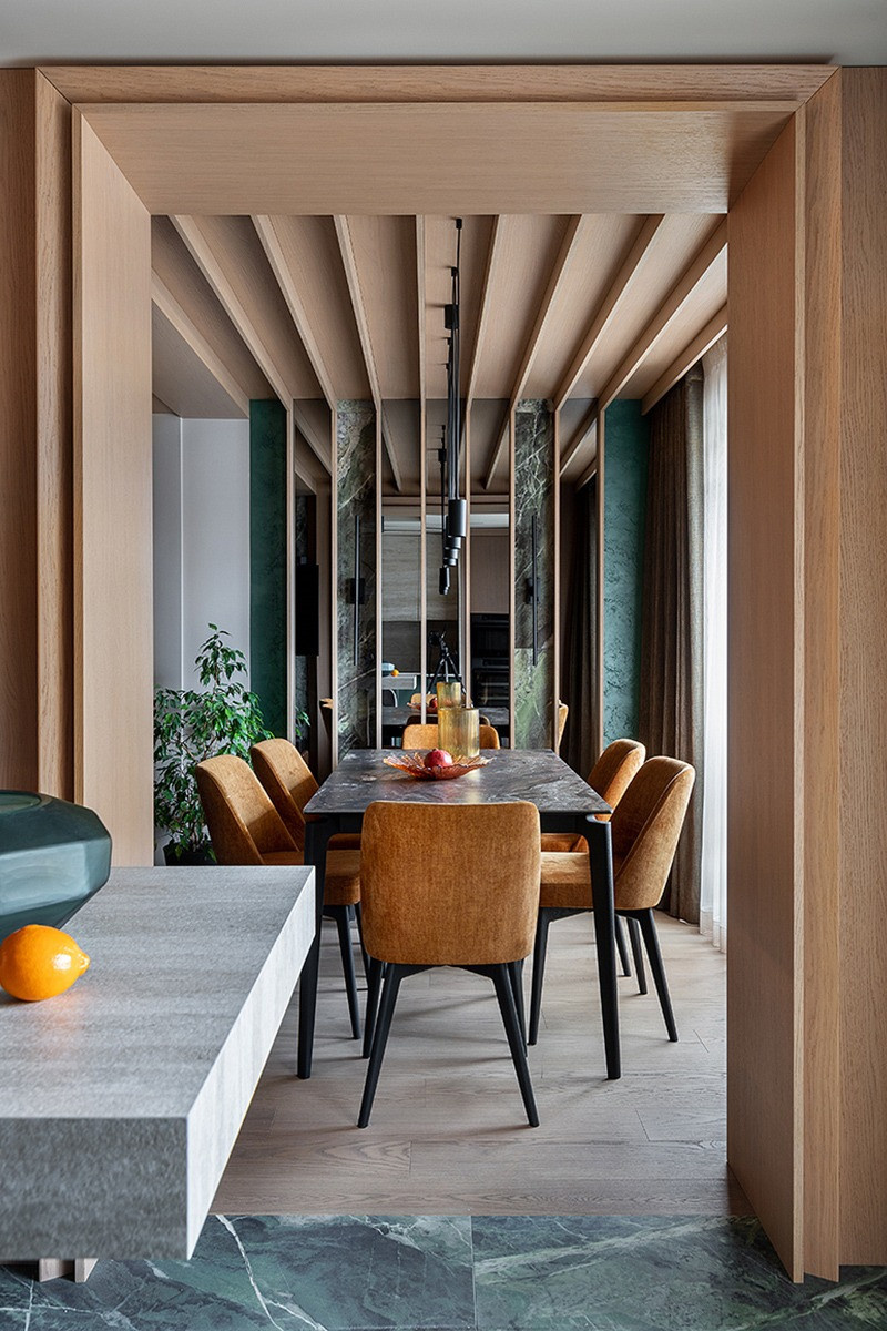 Современный интерьер с зелёными акцентами и паркетом Coswick