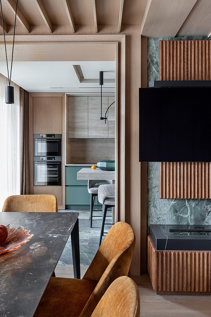 Современный интерьер с зелёными акцентами и паркетом Coswick