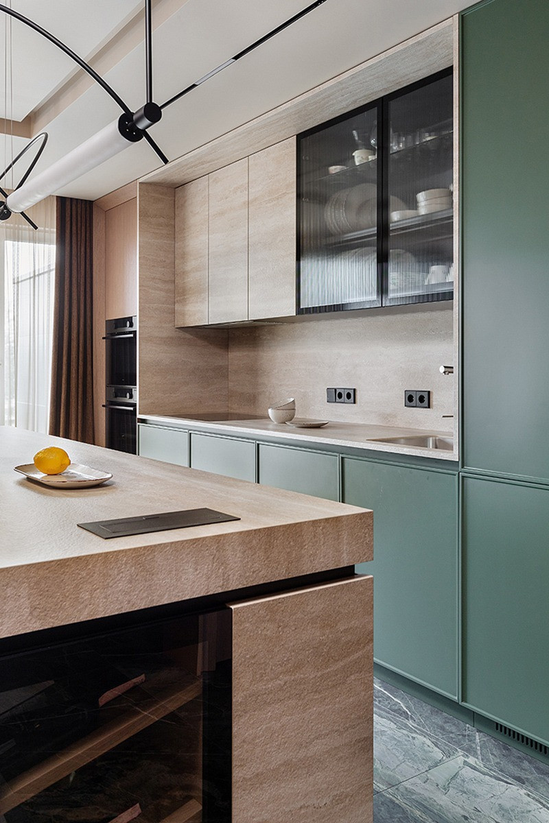 Современный интерьер с зелёными акцентами и паркетом Coswick