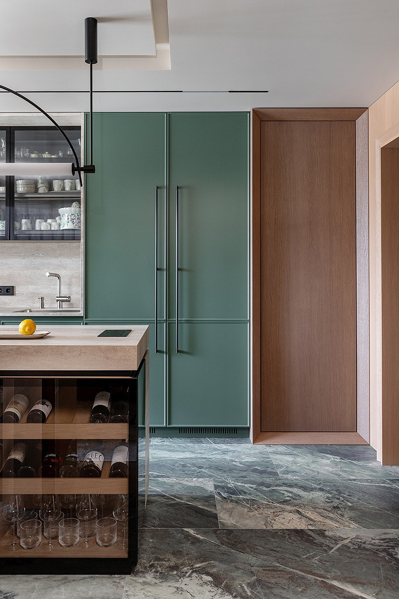 Современный интерьер с зелёными акцентами и паркетом Coswick