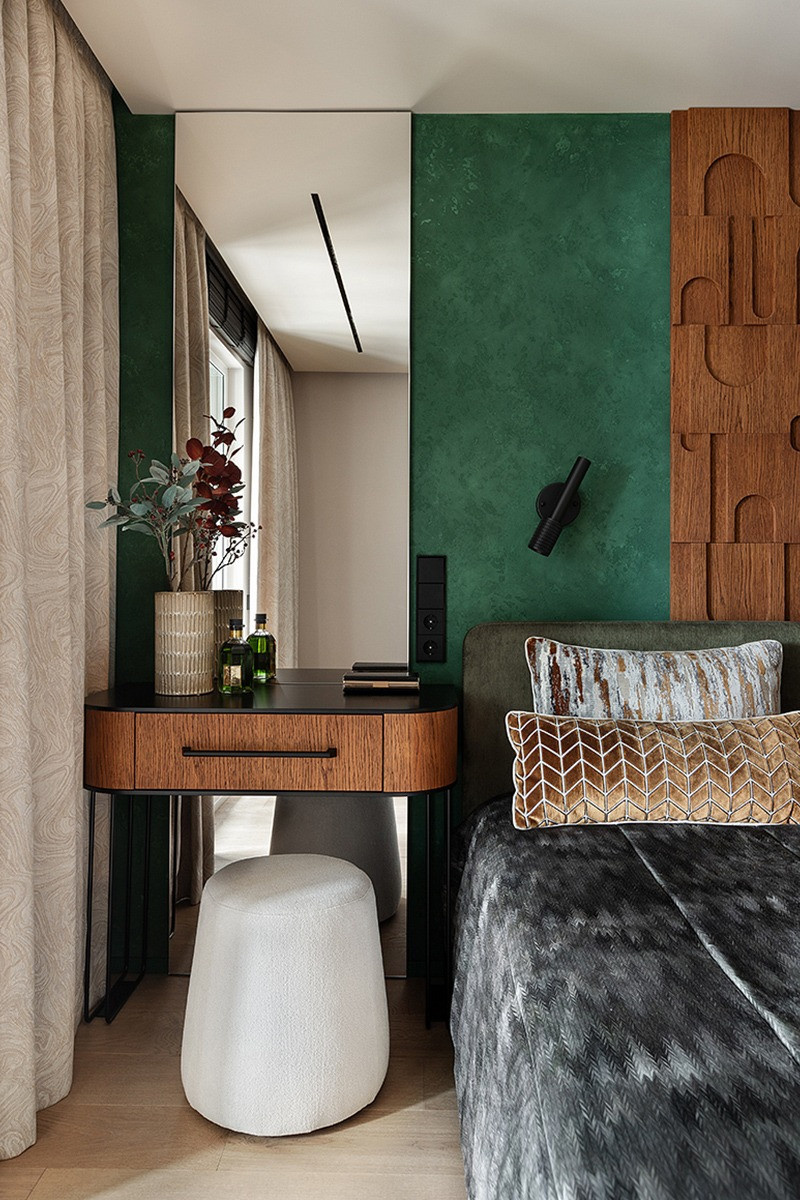 Современный интерьер с зелёными акцентами и паркетом Coswick