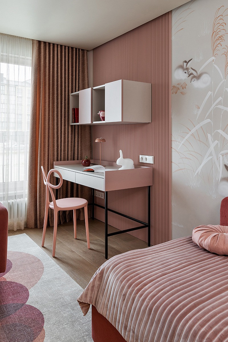 Современный интерьер с зелёными акцентами и паркетом Coswick