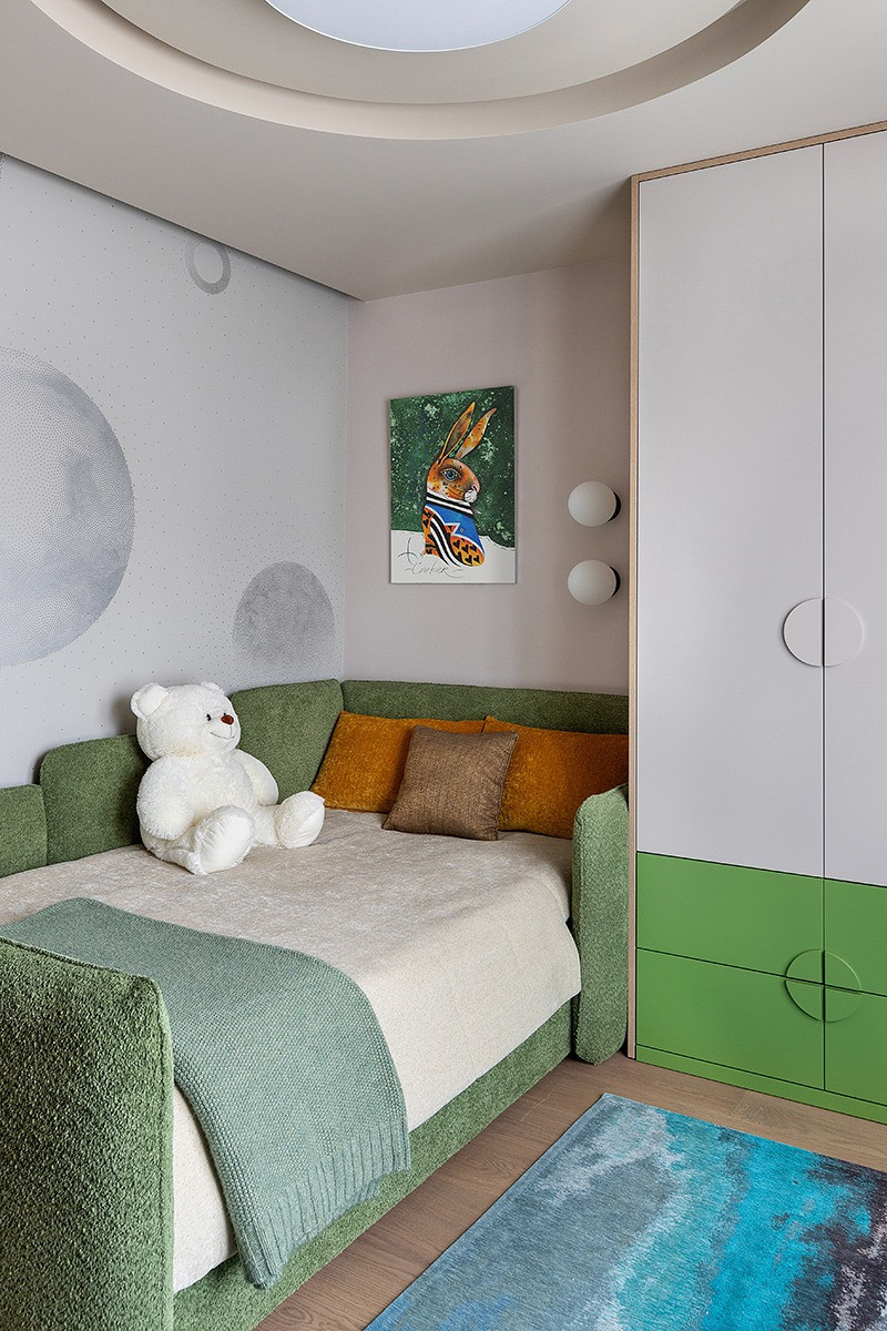 Современный интерьер с зелёными акцентами и паркетом Coswick