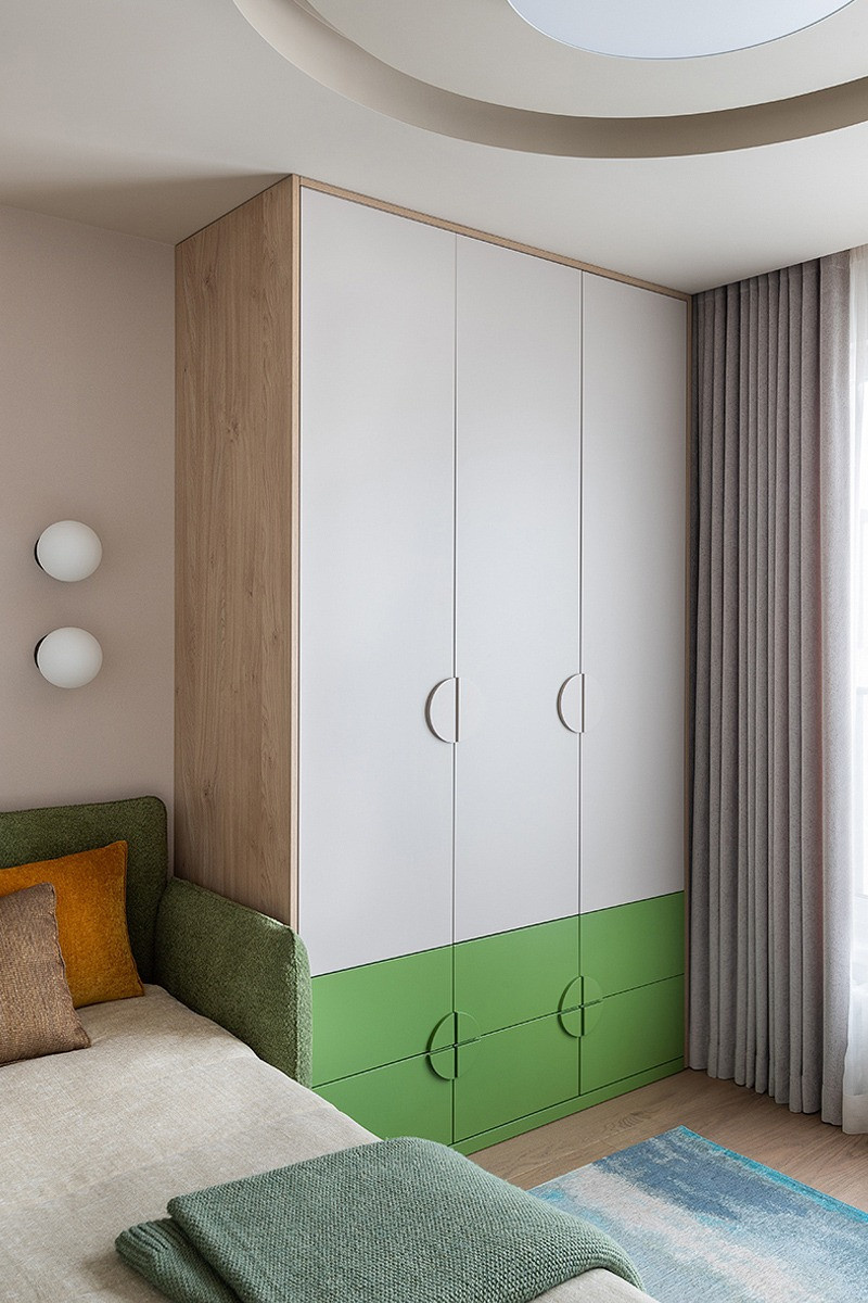 Современный интерьер с зелёными акцентами и паркетом Coswick