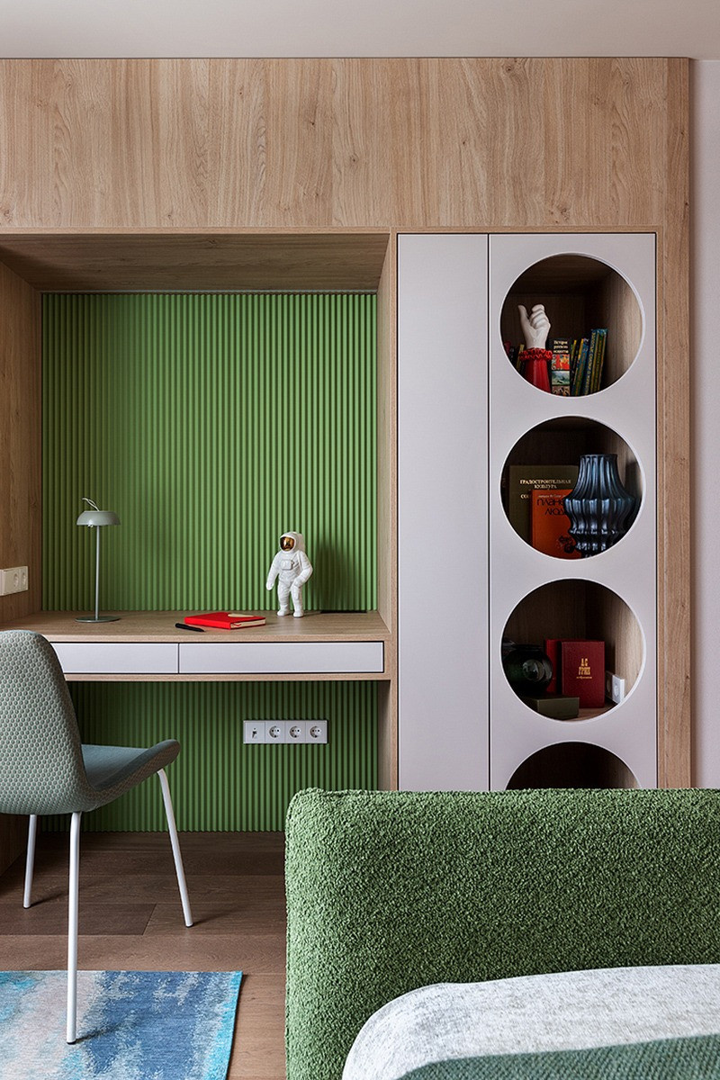 Современный интерьер с зелёными акцентами и паркетом Coswick