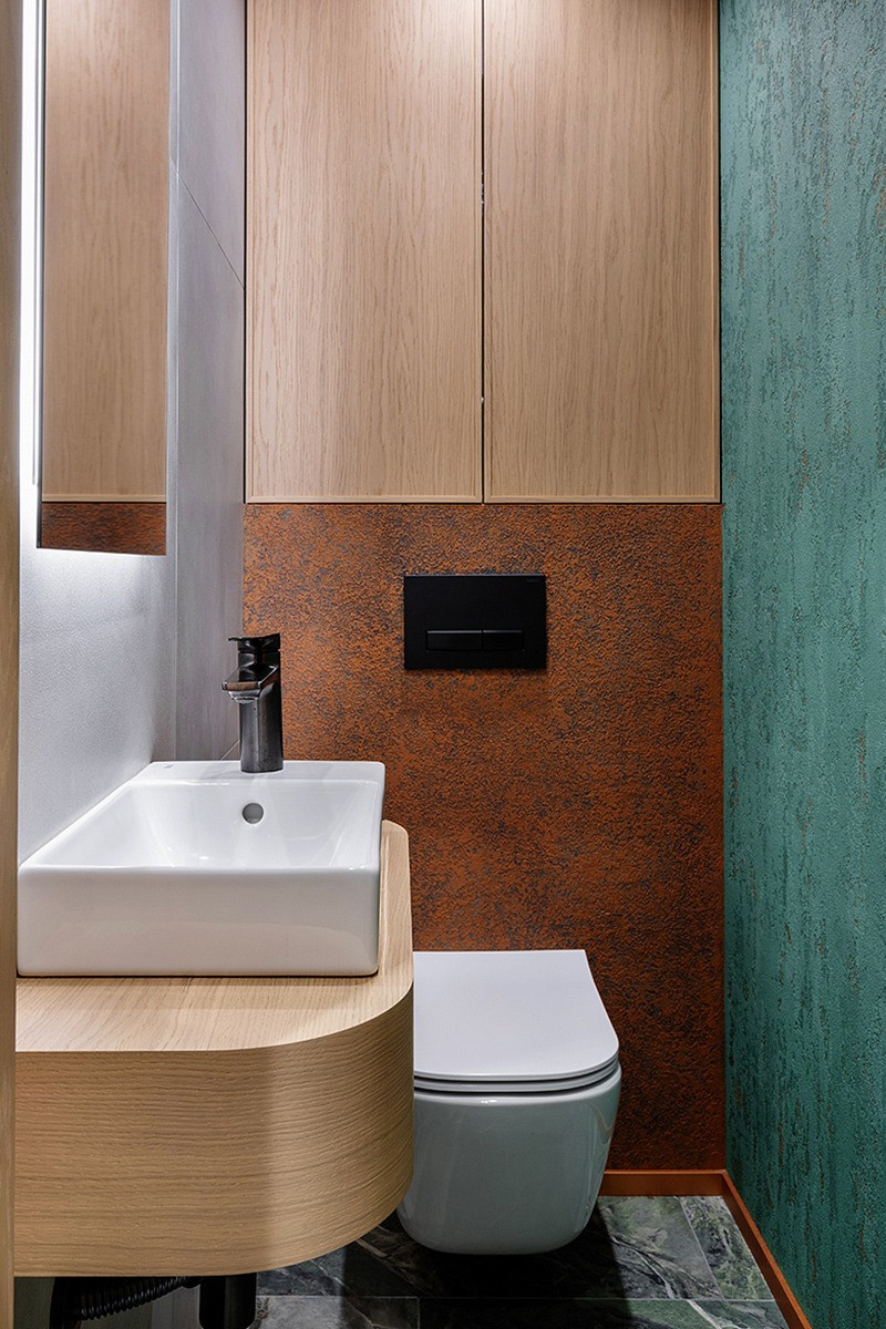 Современный интерьер с зелёными акцентами и паркетом Coswick