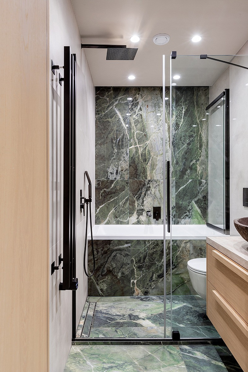 Современный интерьер с зелёными акцентами и паркетом Coswick