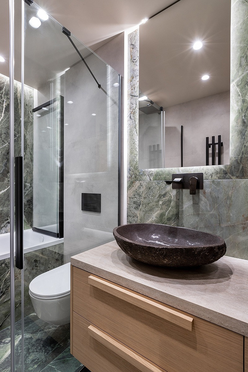 Современный интерьер с зелёными акцентами и паркетом Coswick