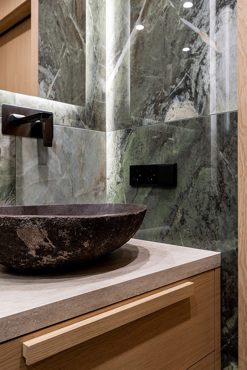 Современный интерьер с зелёными акцентами и паркетом Coswick