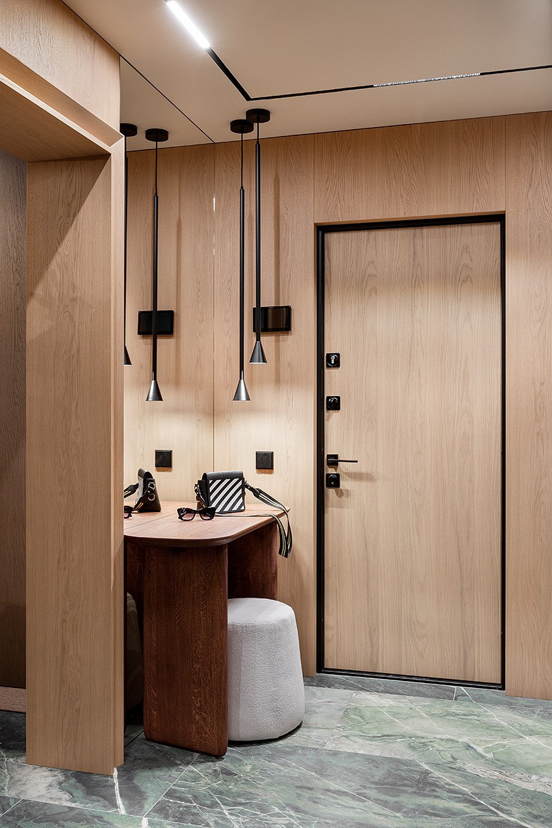 Современный интерьер с зелёными акцентами и паркетом Coswick