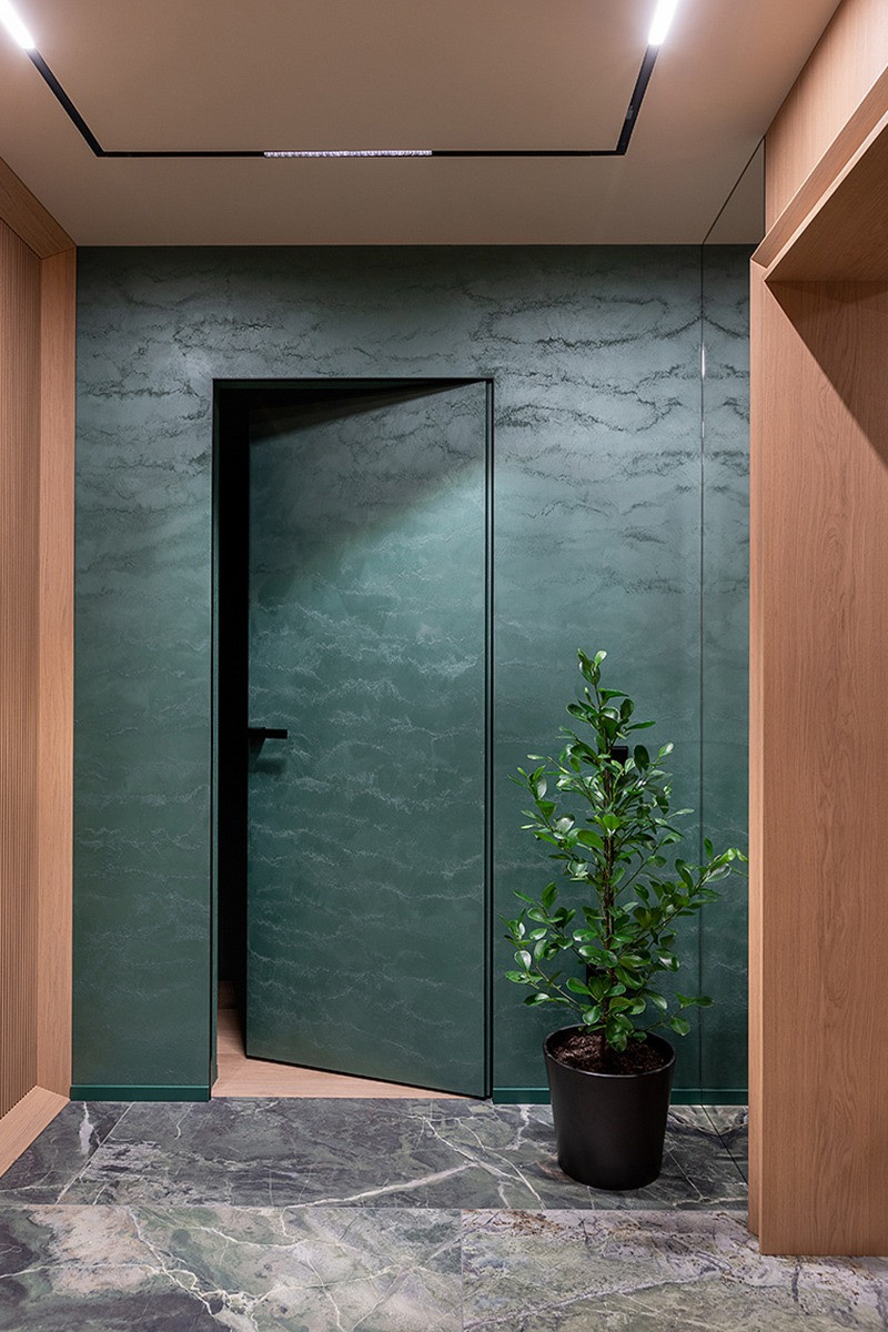 Современный интерьер с зелёными акцентами и паркетом Coswick