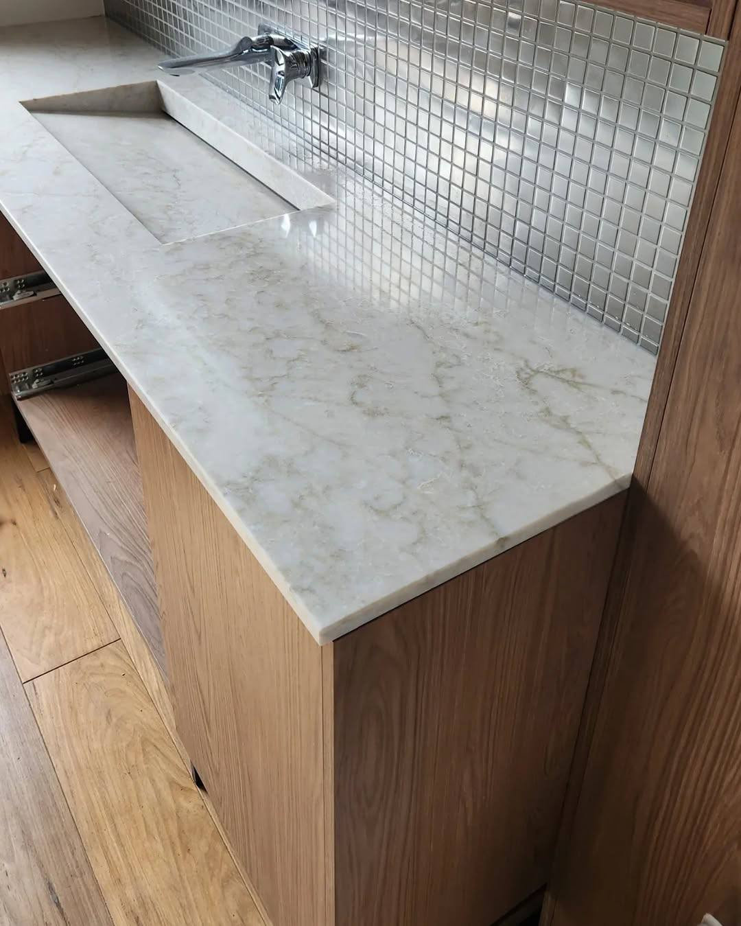 Обложка проекта: Кварцевая столешница под кварцит - Cygnus Divine от Quantra Quartz