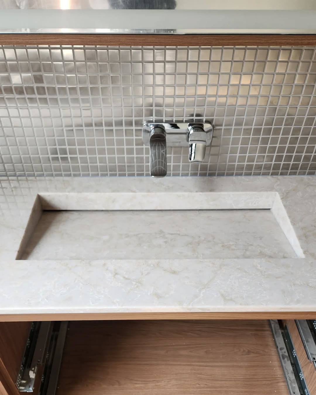 Кварцевая столешница под кварцит - Cygnus Divine от Quantra Quartz