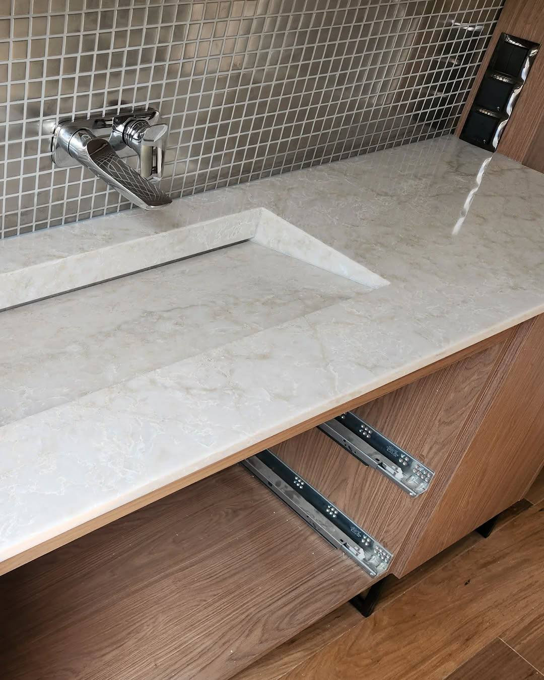 Кварцевая столешница под кварцит - Cygnus Divine от Quantra Quartz