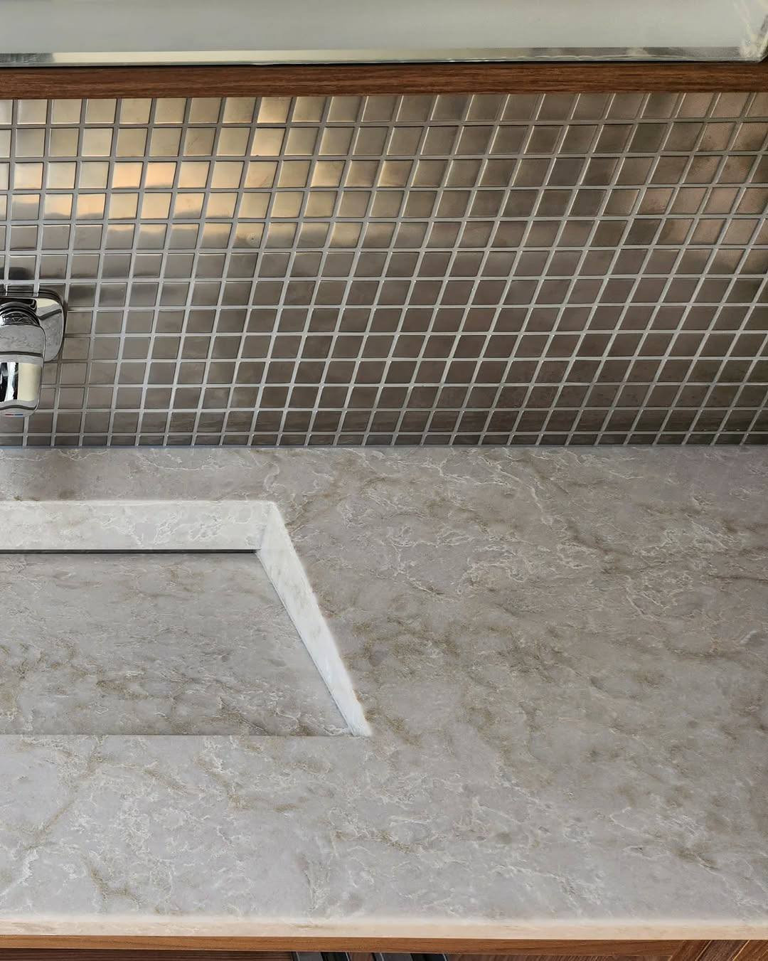 Кварцевая столешница под кварцит - Cygnus Divine от Quantra Quartz