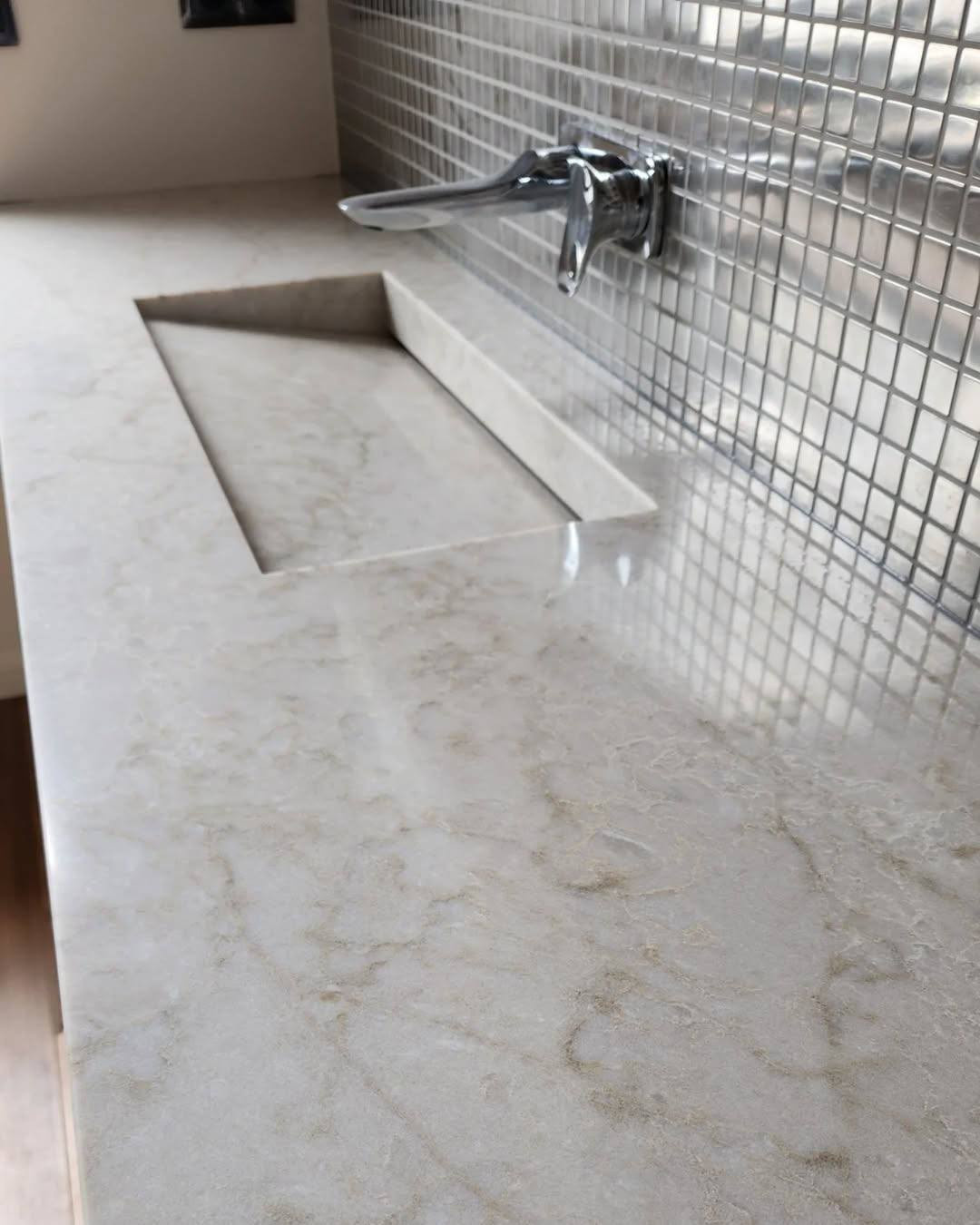 Кварцевая столешница под кварцит - Cygnus Divine от Quantra Quartz