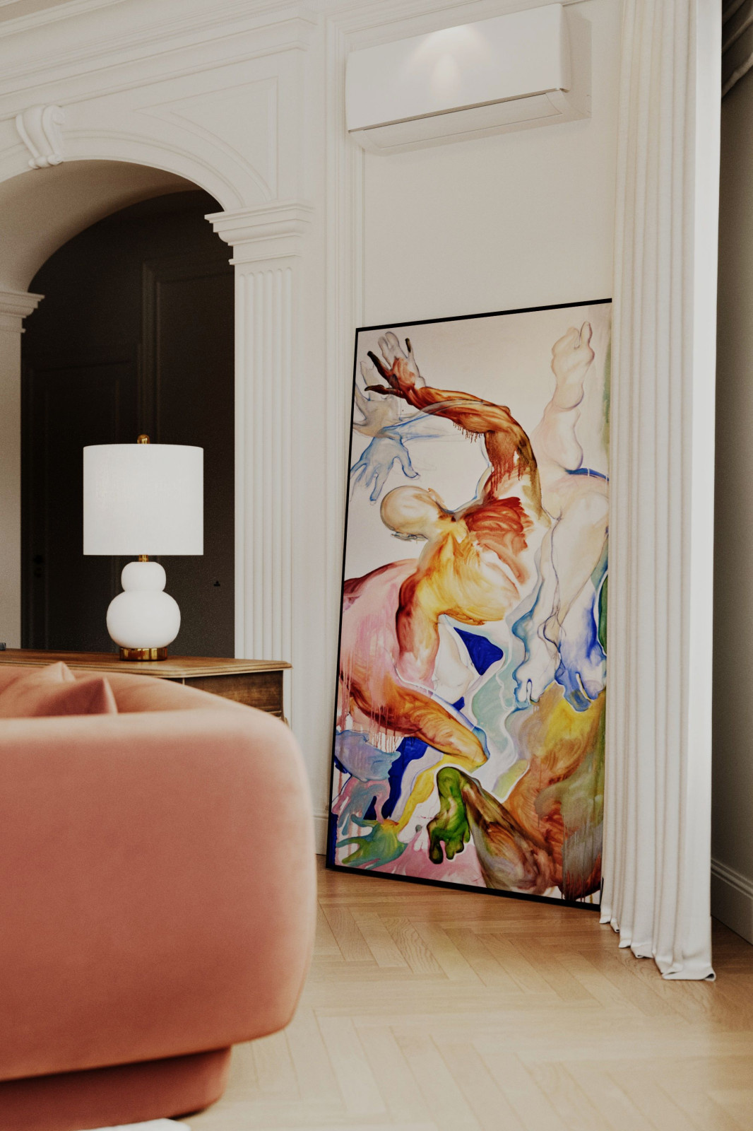 Двух этажный дом в центре города. 1Этаж