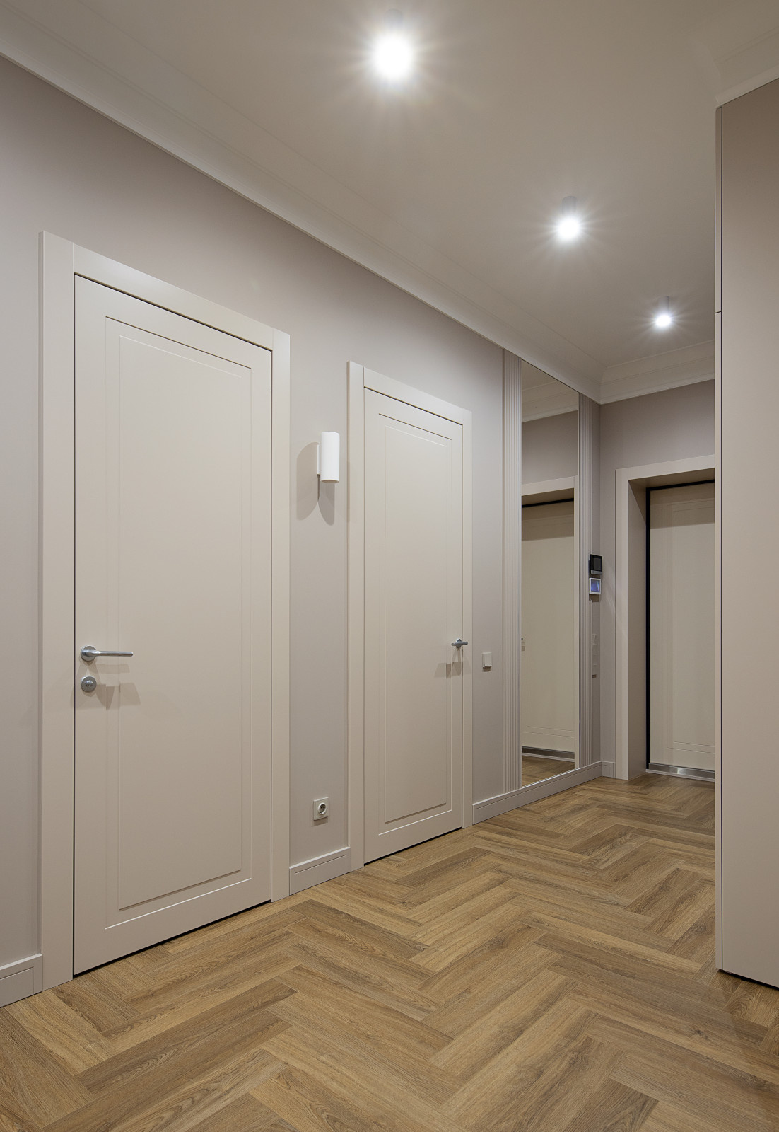 Реализация дома в пригороде (коридор)